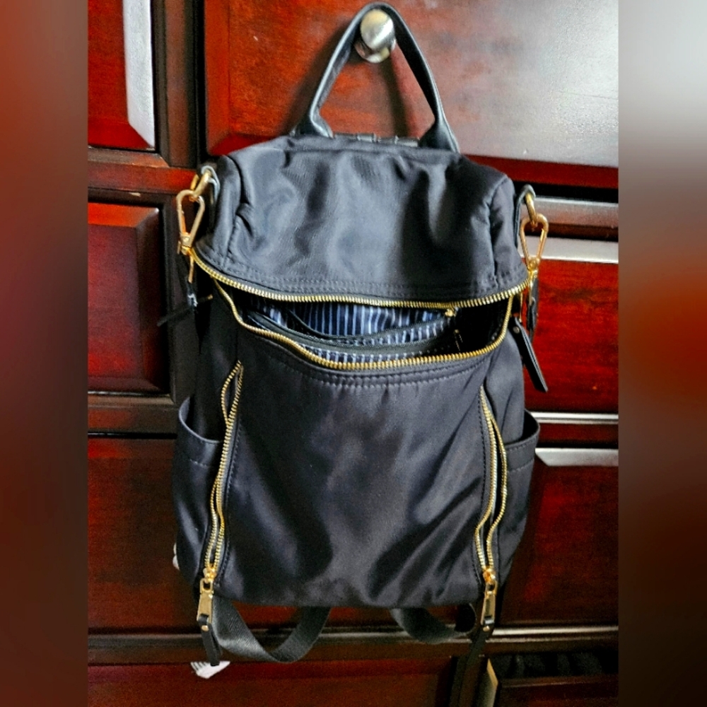 Black Backpack/purse with Lots Of Pockets!